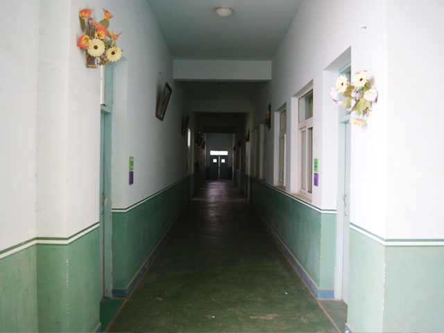 云南新興職業(yè)學(xué)院_溫馨的實驗樓走道