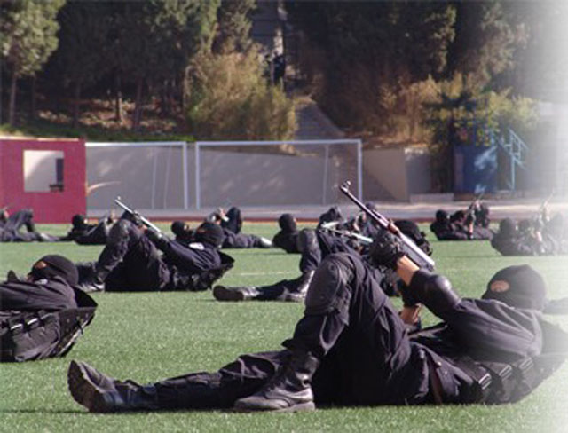 云南警官學(xué)院_同學(xué)們在訓(xùn)練場上